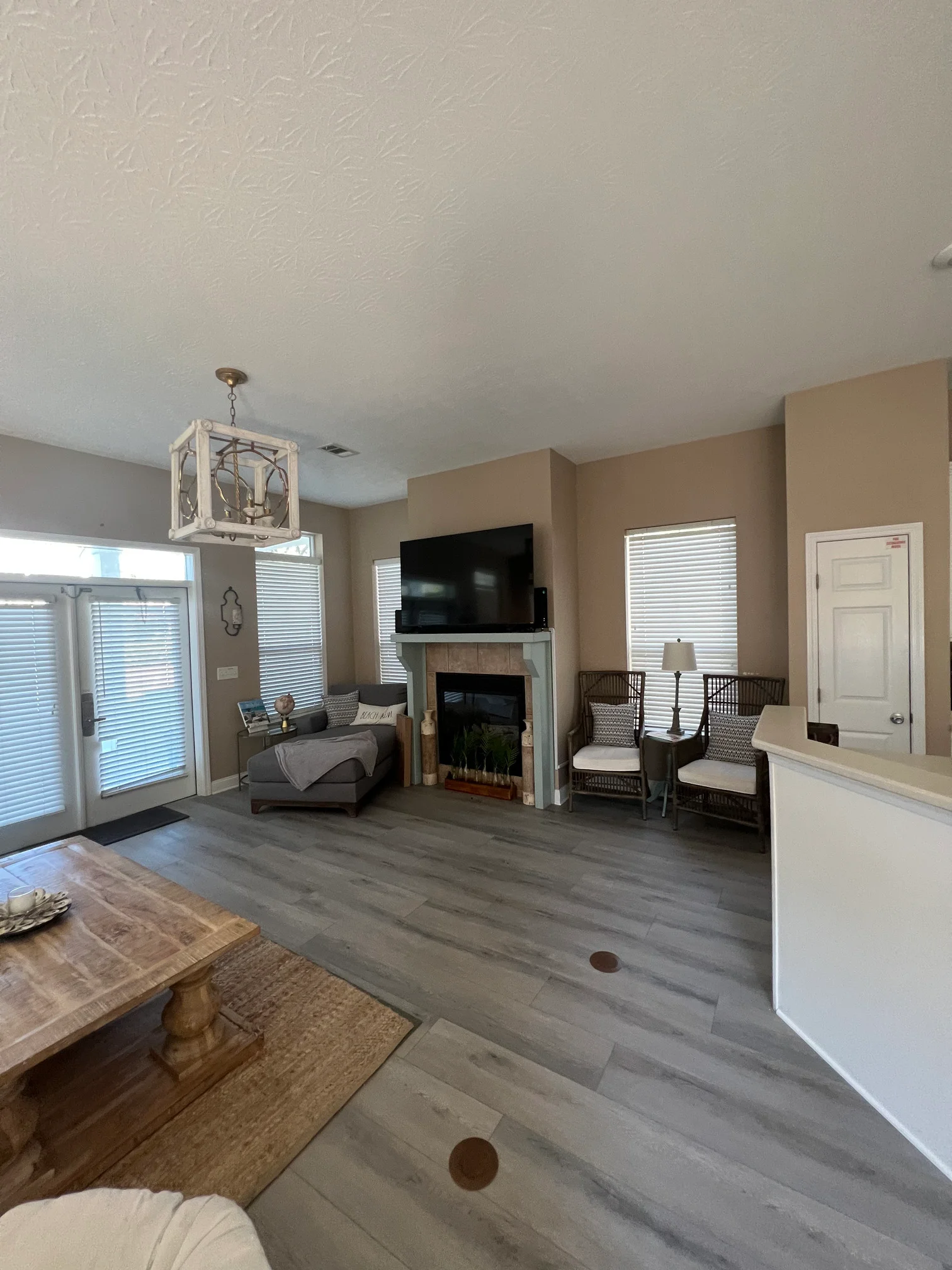 Melo Cruz Remodeling - Flooring - Painting - Carpentry - Finishing